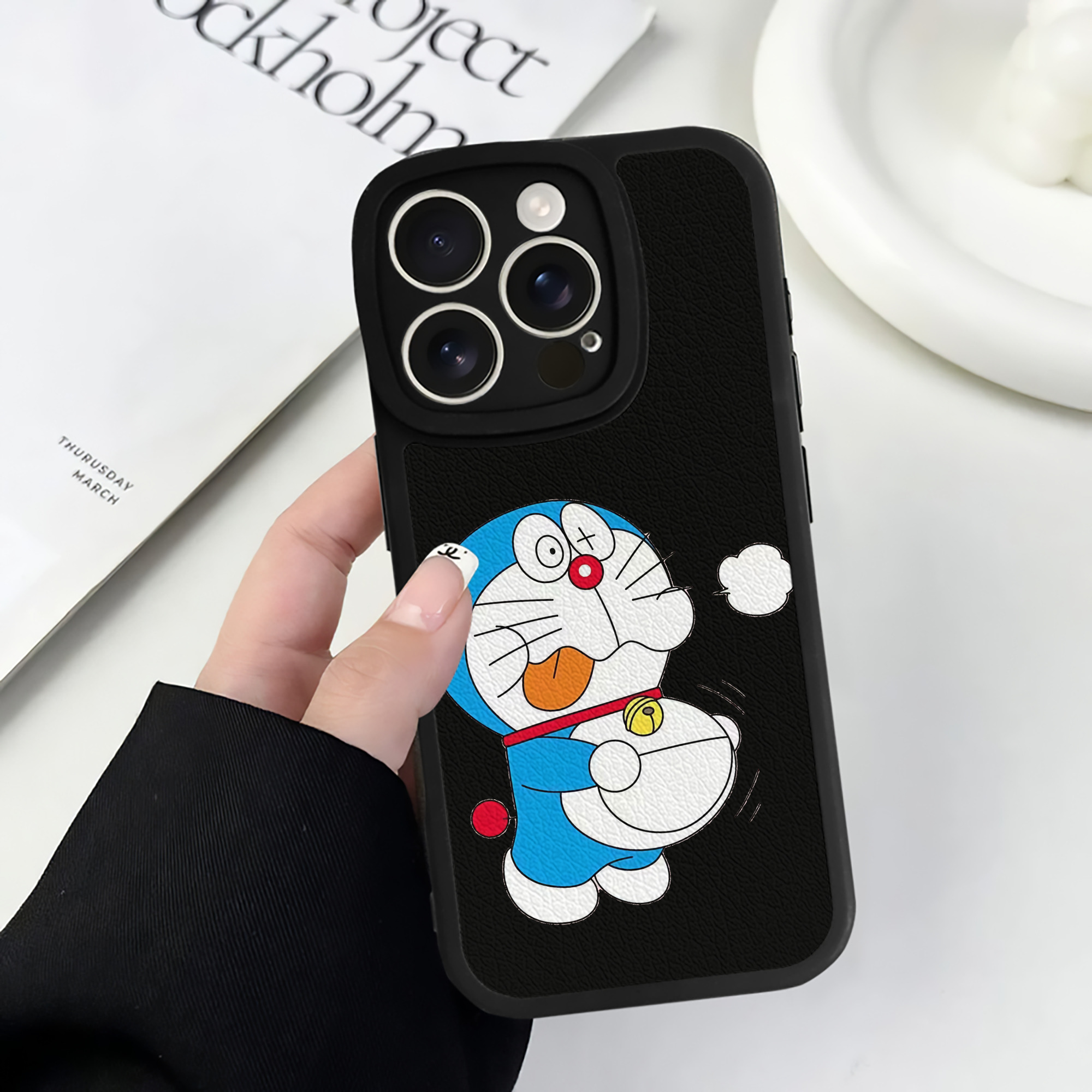 （画像用） ドラえもん Doraemon 【iPhone 16シリーズ対応】シリコンスマホケース（レザー調） 材質：シリコン